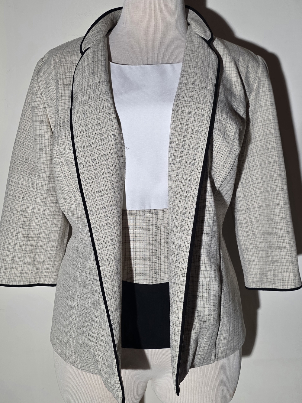 Perceptions Woman Cream/Black Blazer with Matching Short Sleeve Blouse (Sz 20W)